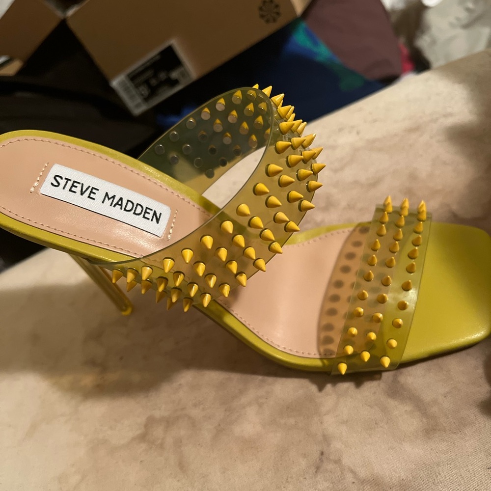 7.5 new in box. Yellow spiked heels.